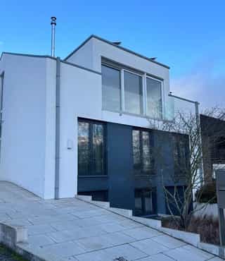 Das Bild zeigt ein Einfamilienhaus vom Partner Bauunternehmen des Handwerker Netzwerks Troisdorf nach Fertigstellung.