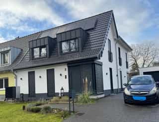 Das Bild zeigt ein Einfamilienhaus vom Partner Bauunternehmen des Handwerker Netzwerks Troisdorf nach Fertigstellung.