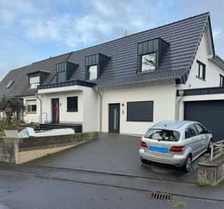 Das Bild zeigt ein Einfamilienhaus vom Partner Bauunternehmen des Handwerker Netzwerks Troisdorf nach Fertigstellung.