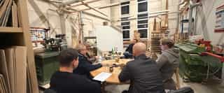 Zu sehen sind die Partner vom Handwerkernetzwerk Troisdorf bei einem gemeinsamen Treffen zum Thema Google Business Profil.