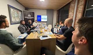 Netzwerktreffen von Handwerk Troisdorf bei Zurich. Cyberschutz im Fokus. Zu sehen sind einige Mitglieder am Besprechungstisch im Gespräch.