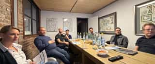 Netzwerktreffen von Handwerk Troisdorf bei Zurich. Cyberschutz im Fokus. Zu sehen sind einige Mitglieder am Besprechungstisch.